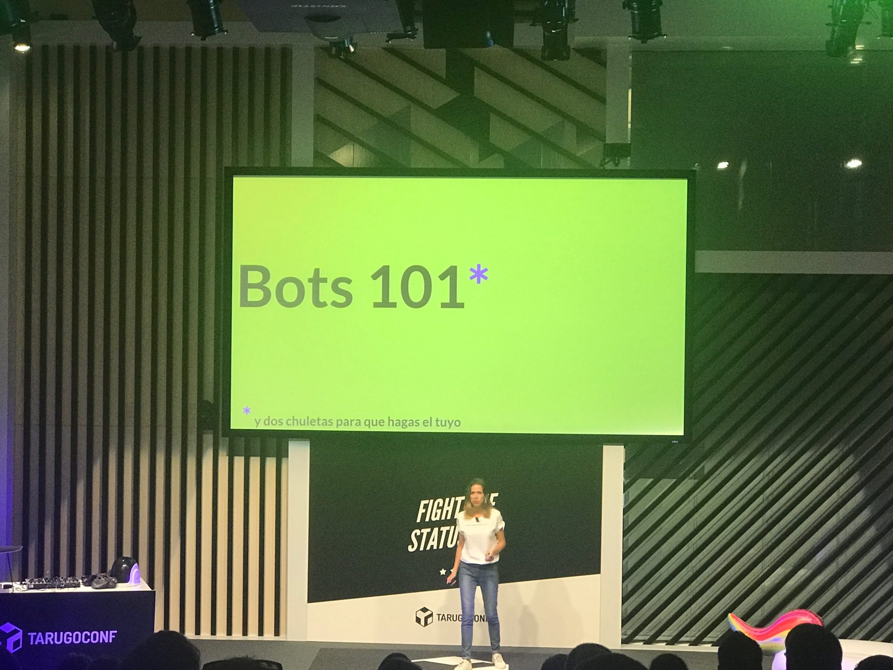 TarugoConf 2017. Cris Santamarina hablando de bots.