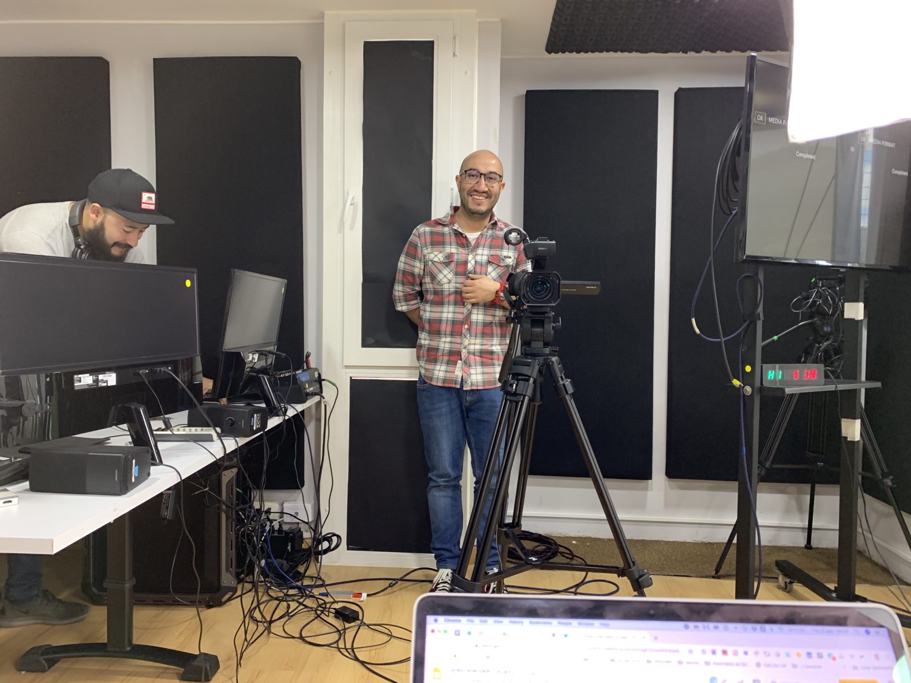 Un momento de la grabación del primer curso en Platzi, en los estudios de Bogotá